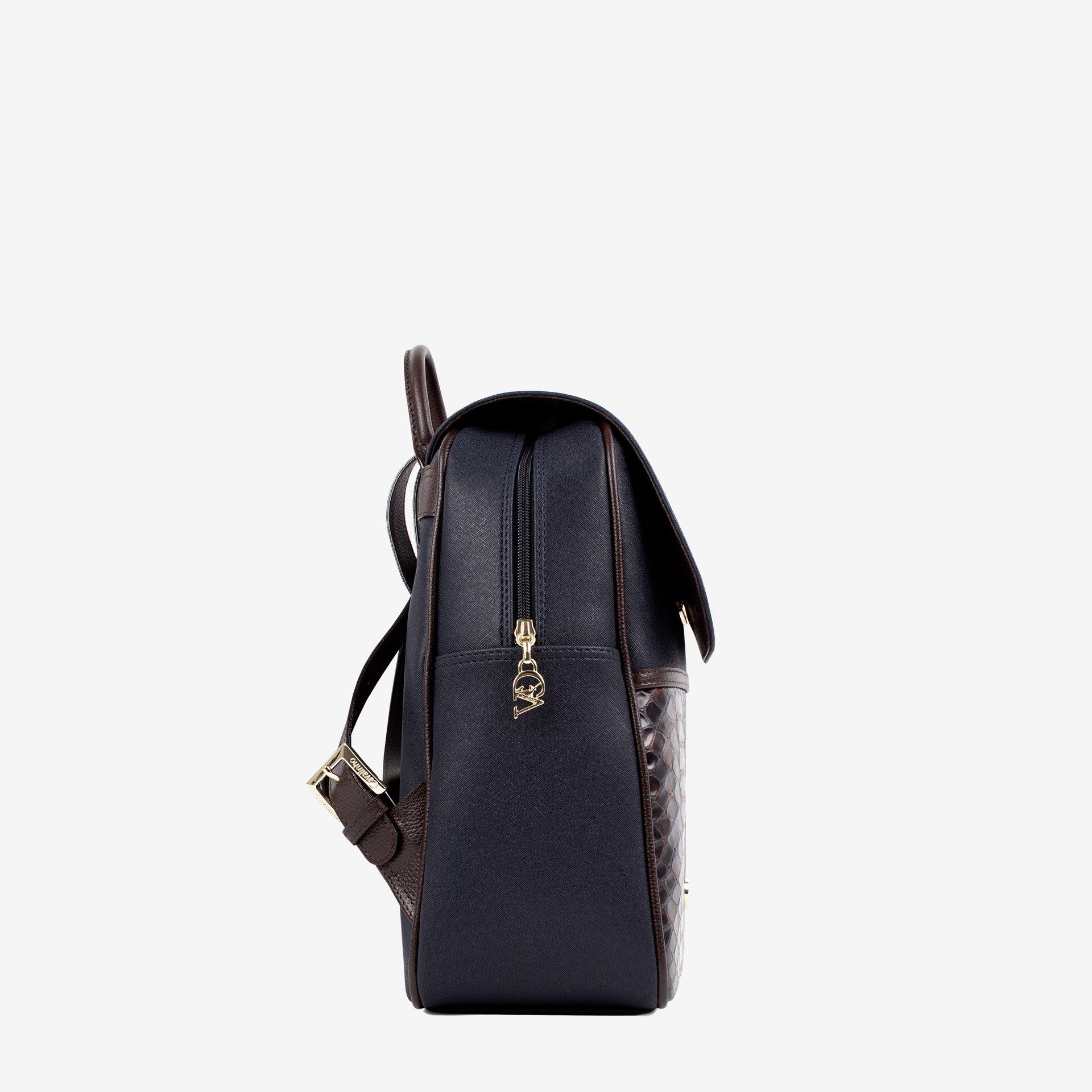 Mochila Cavalinho Memoris Ideal para a mulher que procura um acessório prático e elegante. Esta mochila combina design moderno com a qualidade inconfundível da marca. Perfeita para o dia a dia na cidade, para um passeio ou para adicionar um toque de estilo distinto ao seu look casual-chique.