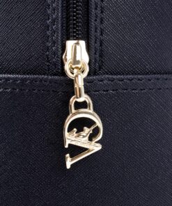 Mochila Cavalinho Memoris Ideal para a mulher que procura um acessório prático e elegante. Esta mochila combina design moderno com a qualidade inconfundível da marca. Perfeita para o dia a dia na cidade, para um passeio ou para adicionar um toque de estilo distinto ao seu look casual-chique.