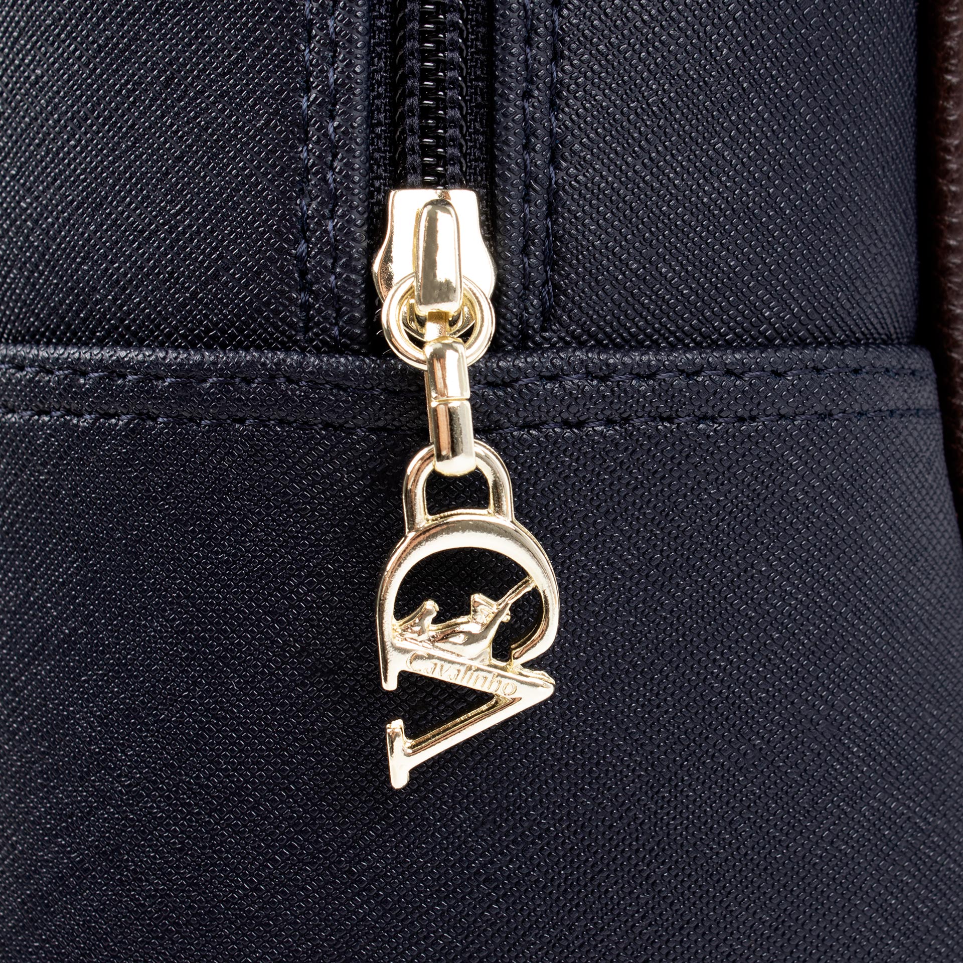 Mochila Cavalinho Memoris Ideal para a mulher que procura um acessório prático e elegante. Esta mochila combina design moderno com a qualidade inconfundível da marca. Perfeita para o dia a dia na cidade, para um passeio ou para adicionar um toque de estilo distinto ao seu look casual-chique.