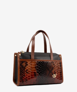 Mala Mão Cavalinho Memoris Com um formato estruturado é ideal para organizar os seus essenciais com elegância e de forma prática. Esta mala combina design clássico com detalhes contemporâneos sendo o acessório perfeito para realçar qualquer um dos seus looks, do profissional ao casual chique.
