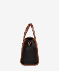Mala Mão Cavalinho Memoris Com um formato estruturado é ideal para organizar os seus essenciais com elegância e de forma prática. Esta mala combina design clássico com detalhes contemporâneos sendo o acessório perfeito para realçar qualquer um dos seus looks, do profissional ao casual chique.