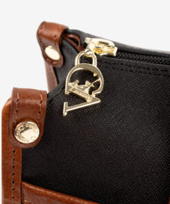 Mala Mão Cavalinho Memoris Com um formato estruturado é ideal para organizar os seus essenciais com elegância e de forma prática. Esta mala combina design clássico com detalhes contemporâneos sendo o acessório perfeito para realçar qualquer um dos seus looks, do profissional ao casual chique.
