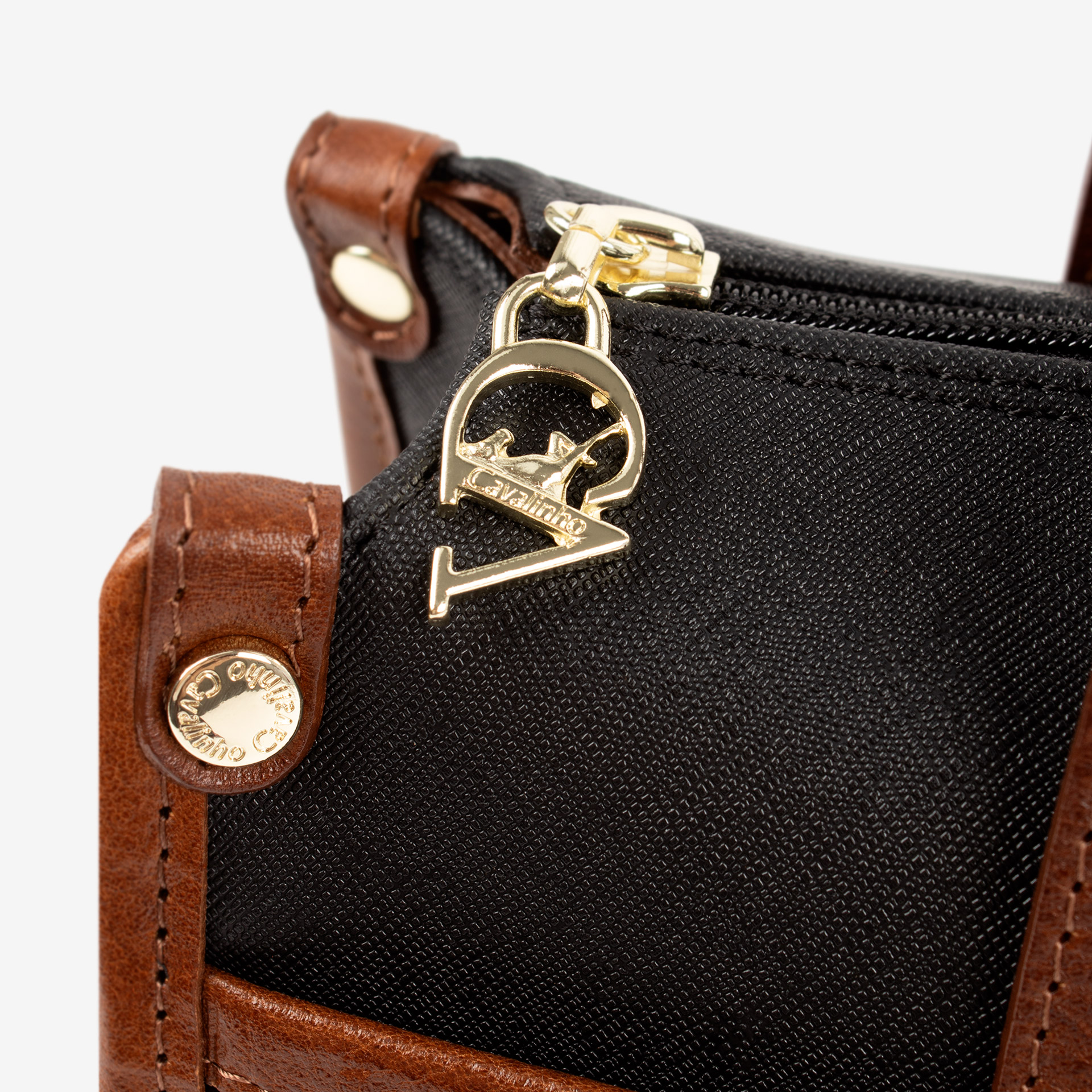 Mala Mão Cavalinho Memoris Com um formato estruturado é ideal para organizar os seus essenciais com elegância e de forma prática. Esta mala combina design clássico com detalhes contemporâneos sendo o acessório perfeito para realçar qualquer um dos seus looks, do profissional ao casual chique.