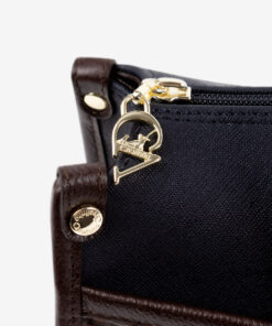 Mala Mão Cavalinho Memoris Com um formato estruturado é ideal para organizar os seus essenciais com elegância e de forma prática. Esta mala combina design clássico com detalhes contemporâneos sendo o acessório perfeito para realçar qualquer um dos seus looks, do profissional ao casual chique.