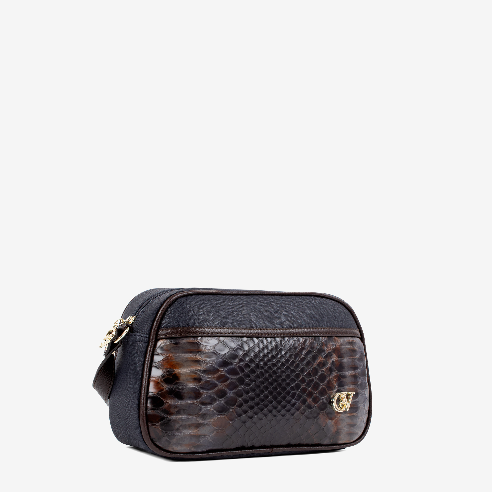 Mala Tiracolo Cavalinho Memoris Leve tudo o que precisa com esta mala de tiracolo elegante. Organize o essencial e mantenha as mãos livres com conforto e segurança. Ideal para manter os seus essenciais organizados e acessíveis. Este modelo tiracolo é perfeito para passeios e encontros casuais. Desfrute de conforto e estilo em cada saída. Adicione um toque de charme aos seus outfits.