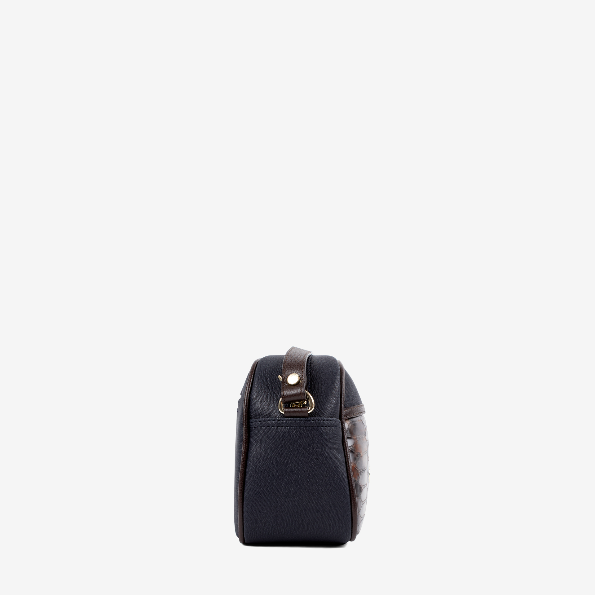 Mala Tiracolo Cavalinho Memoris Leve tudo o que precisa com esta mala de tiracolo elegante. Organize o essencial e mantenha as mãos livres com conforto e segurança. Ideal para manter os seus essenciais organizados e acessíveis. Este modelo tiracolo é perfeito para passeios e encontros casuais. Desfrute de conforto e estilo em cada saída. Adicione um toque de charme aos seus outfits.