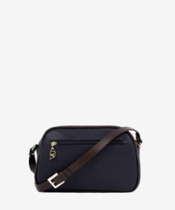 Mala Tiracolo Cavalinho Memoris Leve tudo o que precisa com esta mala de tiracolo elegante. Organize o essencial e mantenha as mãos livres com conforto e segurança. Ideal para manter os seus essenciais organizados e acessíveis. Este modelo tiracolo é perfeito para passeios e encontros casuais. Desfrute de conforto e estilo em cada saída. Adicione um toque de charme aos seus outfits.
