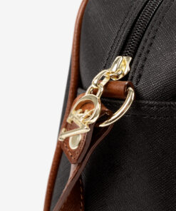 Mala Tiracolo Cavalinho&nbsp;Memoris Leve tudo o que precisa com esta mala de tiracolo elegante. Organize o essencial e mantenha as m&atilde;os livres com conforto e seguran&ccedil;a. Ideal para manter os seus essenciais organizados e acess&iacute;veis. Este modelo tiracolo &eacute; perfeito para passeios e encontros casuais. Desfrute de conforto e estilo em cada sa&iacute;da. Adicione um toque de charme aos seus outfits.