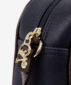 Mala Tiracolo Cavalinho Memoris Leve tudo o que precisa com esta mala de tiracolo elegante. Organize o essencial e mantenha as mãos livres com conforto e segurança. Ideal para manter os seus essenciais organizados e acessíveis. Este modelo tiracolo é perfeito para passeios e encontros casuais. Desfrute de conforto e estilo em cada saída. Adicione um toque de charme aos seus outfits.