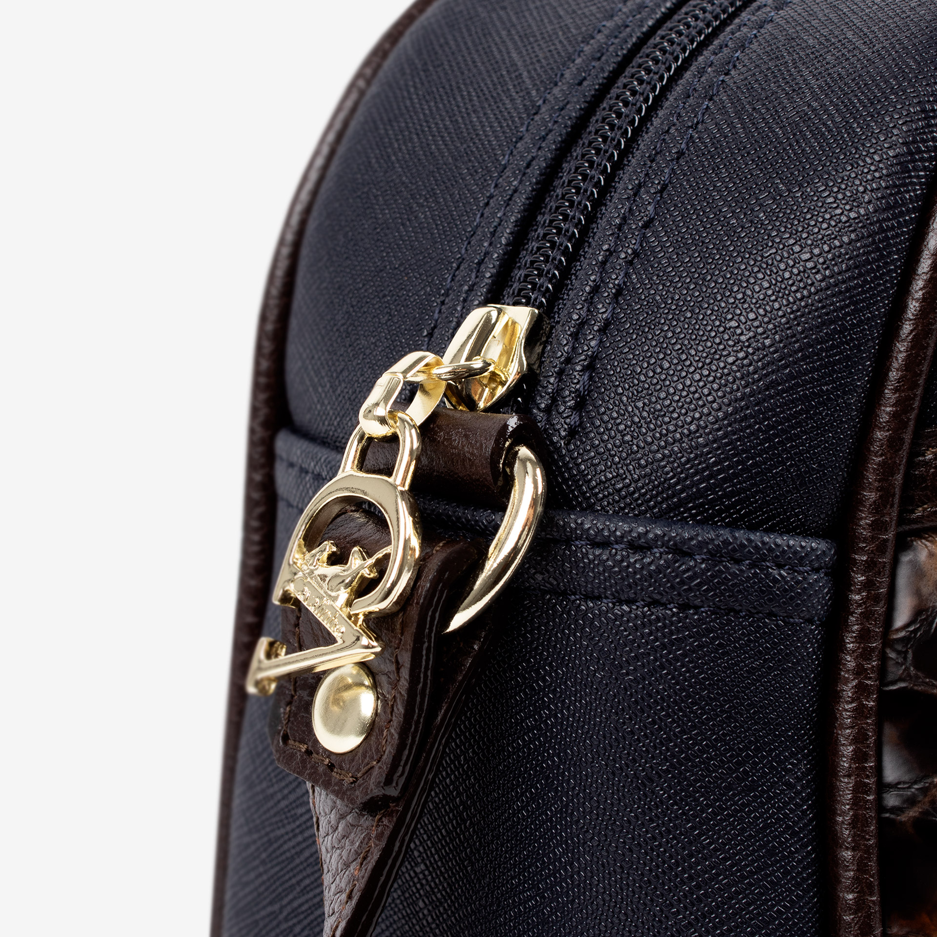 Mala Tiracolo Cavalinho Memoris Leve tudo o que precisa com esta mala de tiracolo elegante. Organize o essencial e mantenha as mãos livres com conforto e segurança. Ideal para manter os seus essenciais organizados e acessíveis. Este modelo tiracolo é perfeito para passeios e encontros casuais. Desfrute de conforto e estilo em cada saída. Adicione um toque de charme aos seus outfits.