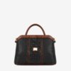 Mala Mão Cavalinho Origem Com um formato estruturado é ideal para organizar os seus essenciais com elegância e de forma prática. Esta mala combina design clássico com detalhes contemporâneos sendo o acessório perfeito para realçar qualquer um dos seus looks, do profissional ao casual chique.