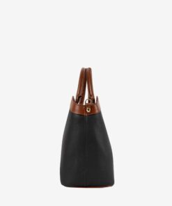 Mala Mão Cavalinho Origem Com um formato estruturado é ideal para organizar os seus essenciais com elegância e de forma prática. Esta mala combina design clássico com detalhes contemporâneos sendo o acessório perfeito para realçar qualquer um dos seus looks, do profissional ao casual chique.