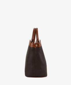 Mala Mão Cavalinho Origem Com um formato estruturado é ideal para organizar os seus essenciais com elegância e de forma prática. Esta mala combina design clássico com detalhes contemporâneos sendo o acessório perfeito para realçar qualquer um dos seus looks, do profissional ao casual chique.