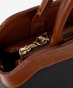 Mala Mão Cavalinho Origem Com um formato estruturado é ideal para organizar os seus essenciais com elegância e de forma prática. Esta mala combina design clássico com detalhes contemporâneos sendo o acessório perfeito para realçar qualquer um dos seus looks, do profissional ao casual chique.