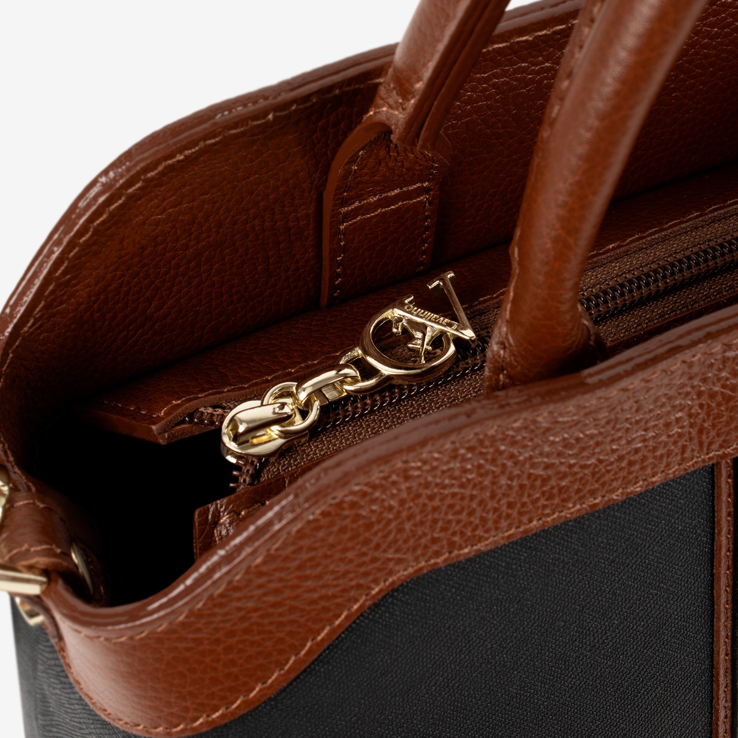 Mala Mão Cavalinho Origem Com um formato estruturado é ideal para organizar os seus essenciais com elegância e de forma prática. Esta mala combina design clássico com detalhes contemporâneos sendo o acessório perfeito para realçar qualquer um dos seus looks, do profissional ao casual chique.