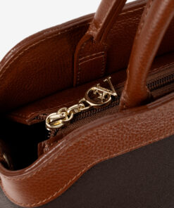 Mala Mão Cavalinho Origem Com um formato estruturado é ideal para organizar os seus essenciais com elegância e de forma prática. Esta mala combina design clássico com detalhes contemporâneos sendo o acessório perfeito para realçar qualquer um dos seus looks, do profissional ao casual chique.