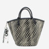 Mala Mão Custo Barcelona Descubra a mala Custo Barcelona com estampa zebra, asas pretas e pendente decorativo único. Elegância e originalidade para qualquer ocasião. Garanta já a sua!