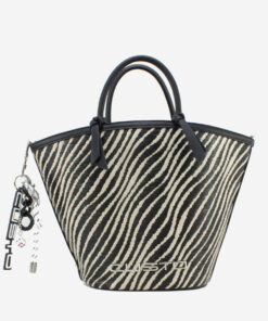 Mala Mão Custo Barcelona Descubra a mala Custo Barcelona com estampa zebra, asas pretas e pendente decorativo único. Elegância e originalidade para qualquer ocasião. Garanta já a sua!