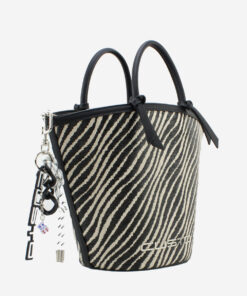 Mala Mão Custo Barcelona Descubra a mala Custo Barcelona com estampa zebra, asas pretas e pendente decorativo único. Elegância e originalidade para qualquer ocasião. Garanta já a sua!
