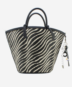 Mala Mão Custo Barcelona Descubra a mala Custo Barcelona com estampa zebra, asas pretas e pendente decorativo único. Elegância e originalidade para qualquer ocasião. Garanta já a sua!