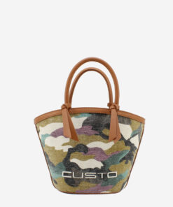 Mala Mão Custo Barcelona Descubra a mala média Custo Barcelona padrão camuflado e pegas em castanho com logótipo em destaque. Compacta, moderna e ideal para o dia a dia. Garanta a sua!