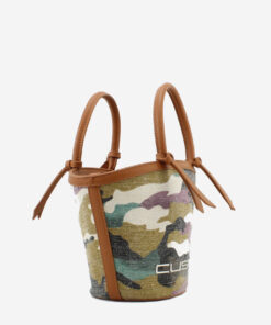Mala Mão Custo Barcelona Descubra a mala média Custo Barcelona padrão camuflado e pegas em castanho com logótipo em destaque. Compacta, moderna e ideal para o dia a dia. Garanta a sua!