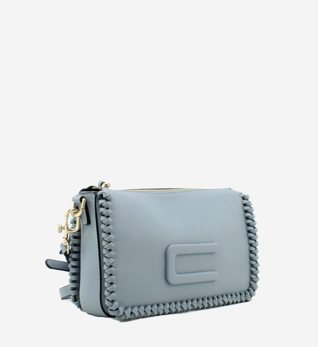 Mala Tiracolo Custo Barcelona Mala tiracolo Custo Barcelona em azul-claro com rebordo entrançado e monograma em tom sobre tom. Compacta e cheia de estilo. Compre online com envio rápido!