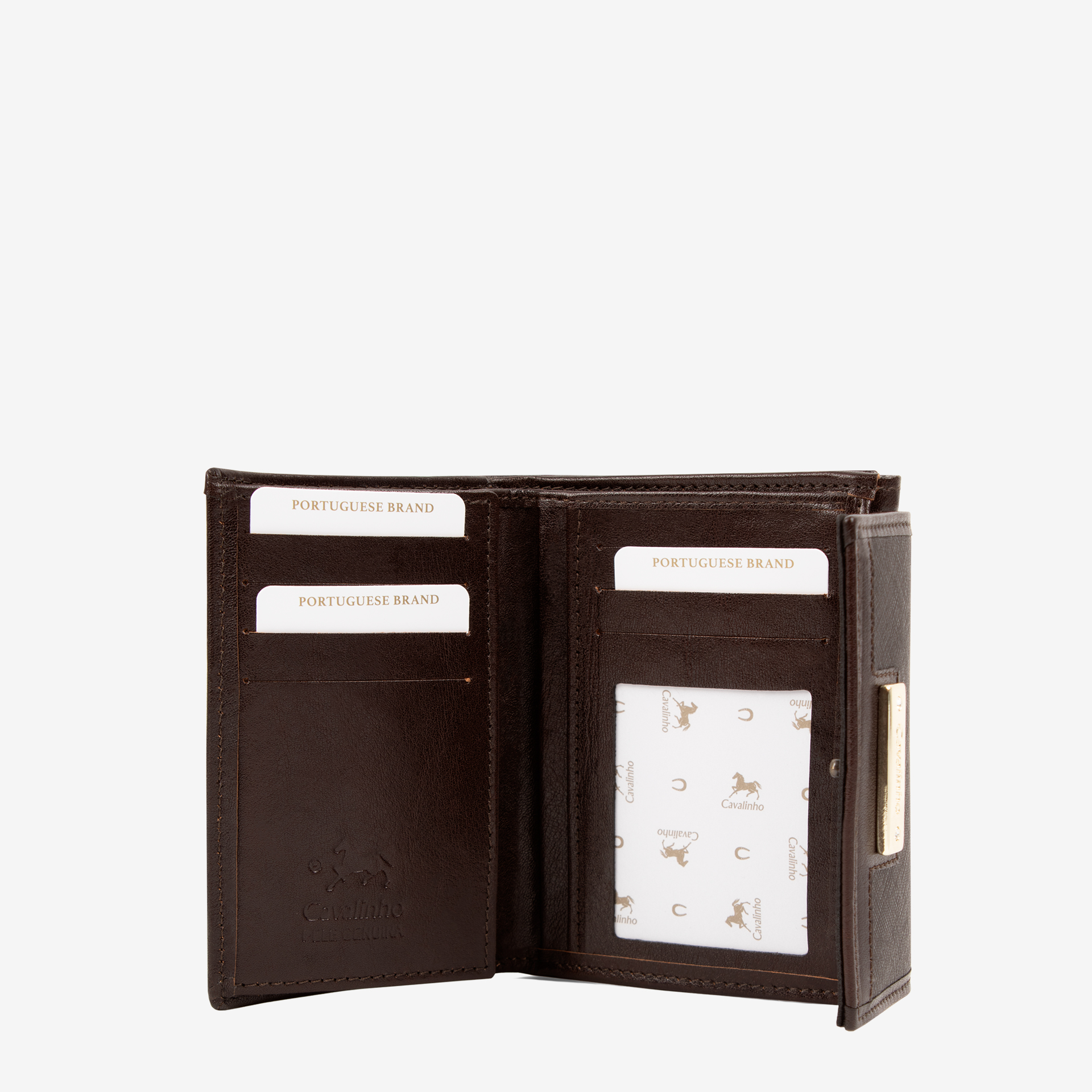 Carteira Cavalinho La Vie Essencialismo e moda. Carteira de documentos Cavalinho pequena com design inteligente e elegante. Tenha o essencial sempre à mão sem volume extra. Perfeita para malas pequenas.