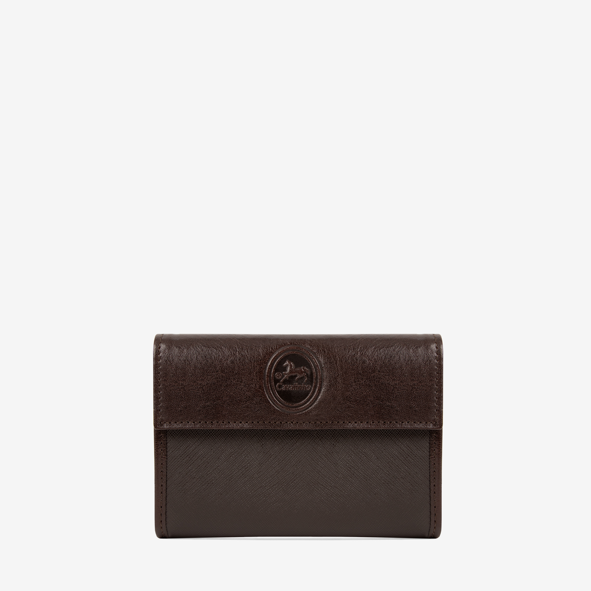 Carteira Cavalinho La Vie Essencialismo e moda. Carteira de documentos Cavalinho pequena com design inteligente e elegante. Tenha o essencial sempre à mão sem volume extra. Perfeita para malas pequenas.