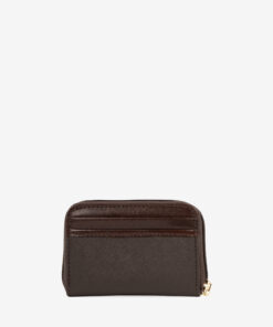 Porta Cartões Cavalinho La Vie Organize cartões, notas e moedas num único acessório compacto. O porta-cartões Cavalinho oferece máxima usabilidade com divisórias inteligentes e bolso central com fecho. Otimize o espaço na sua mala com elegância.