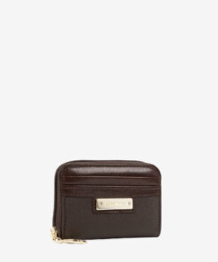 Porta Cartões Cavalinho La Vie Organize cartões, notas e moedas num único acessório compacto. O porta-cartões Cavalinho oferece máxima usabilidade com divisórias inteligentes e bolso central com fecho. Otimize o espaço na sua mala com elegância.