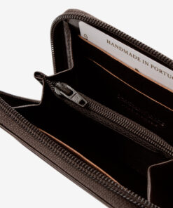 Porta Cartões Cavalinho La Vie Organize cartões, notas e moedas num único acessório compacto. O porta-cartões Cavalinho oferece máxima usabilidade com divisórias inteligentes e bolso central com fecho. Otimize o espaço na sua mala com elegância.