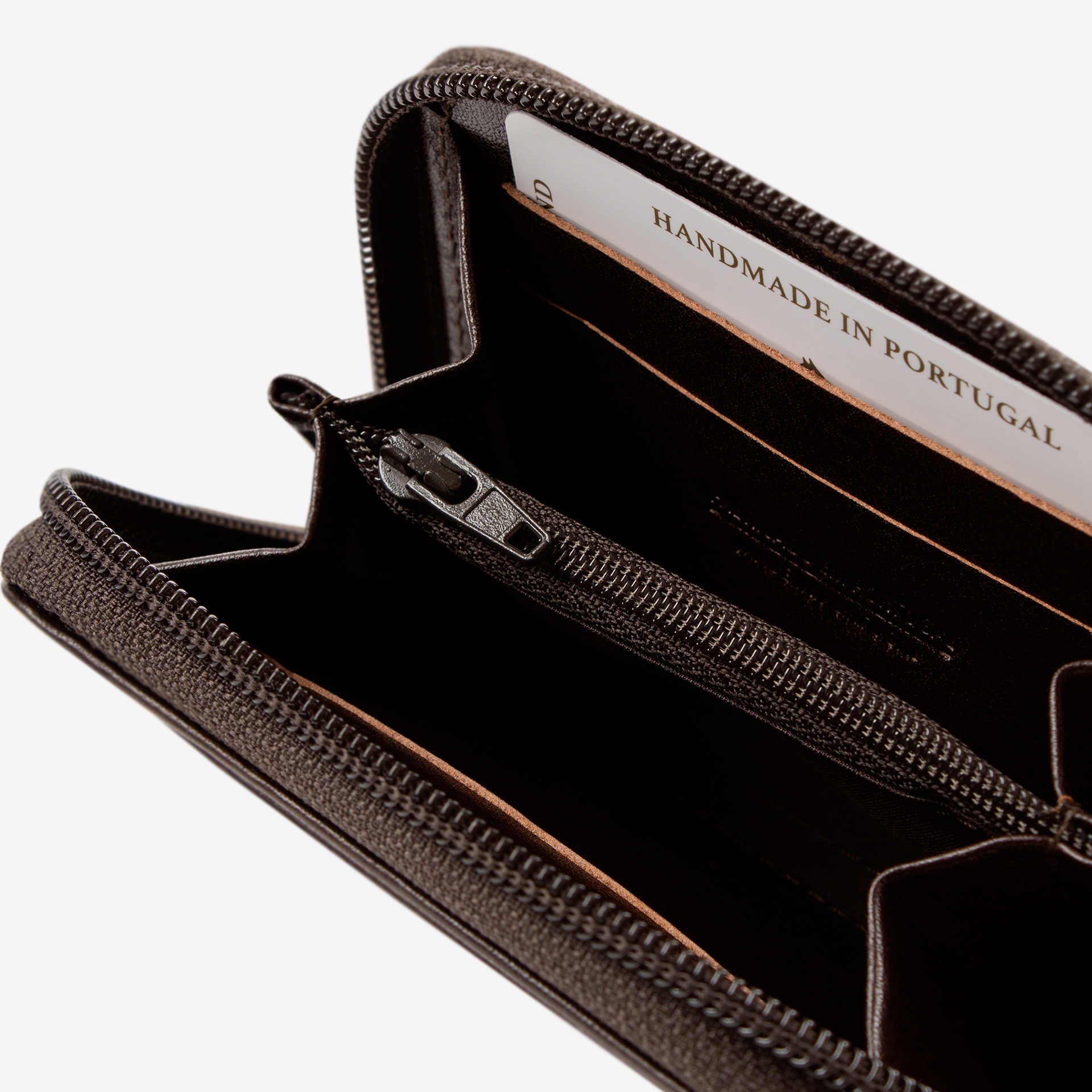 Porta Cartões Cavalinho La Vie Organize cartões, notas e moedas num único acessório compacto. O porta-cartões Cavalinho oferece máxima usabilidade com divisórias inteligentes e bolso central com fecho. Otimize o espaço na sua mala com elegância.