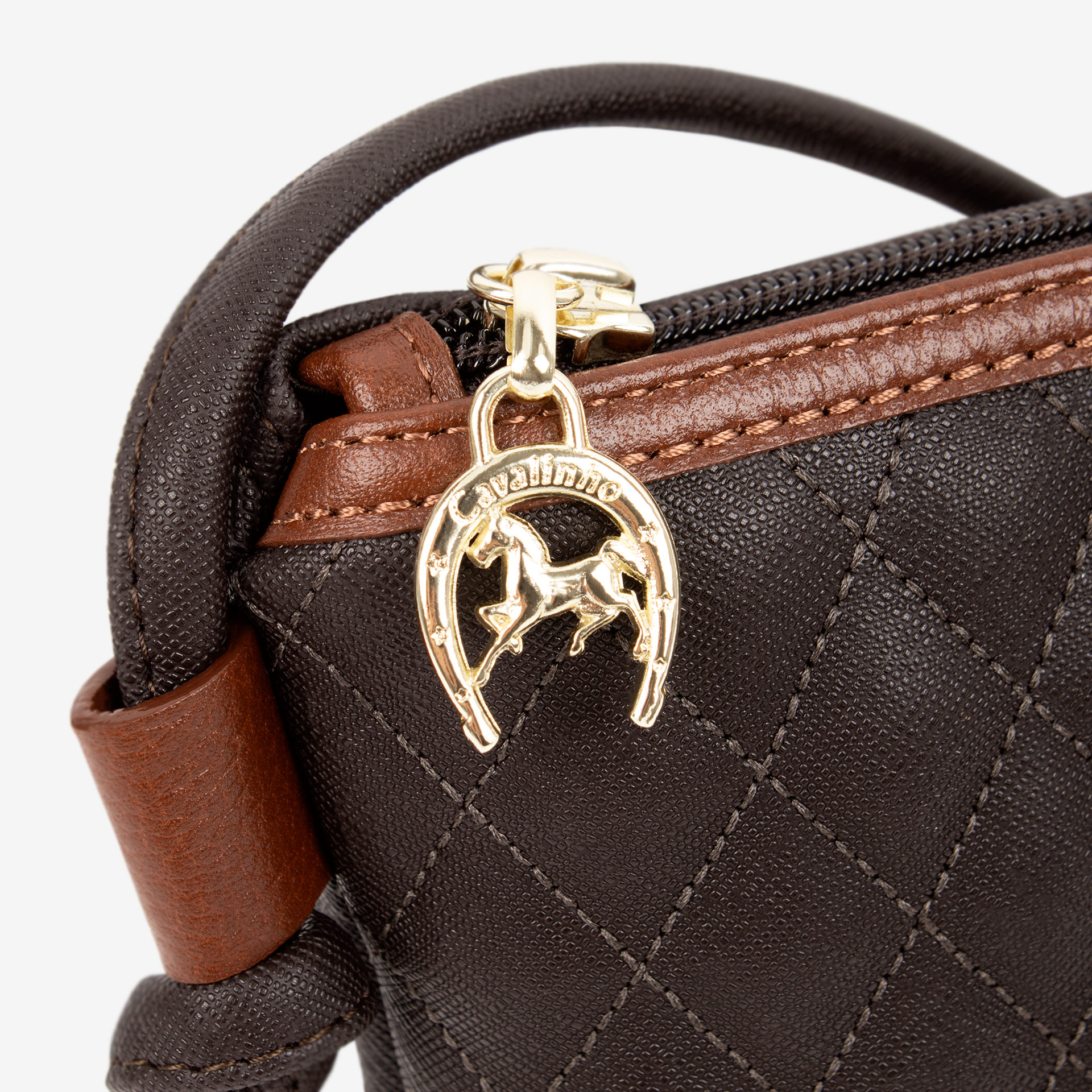 Mala Tiracolo Cavalinho Sublime Leve só o que precisa! A Mini Mala Cavalinho de tiracolo oferece funcionalidade superior num design compacto. O seu acessório hands-free perfeito para um dia a dia mais leve e prático.