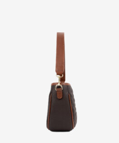 Mala Ombro Cavalinho Sublime Leve tudo o que precisa com esta mala de tiracolo elegante. Organize o essencial e mantenha as mãos livres com conforto e segurança. Ideal para manter os seus essenciais organizados e acessíveis. Este modelo tiracolo é perfeito para passeios e encontros casuais. Desfrute de conforto e estilo em cada saída. Adicione um toque de charme aos seus outfits.