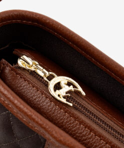 Mala Ombro Cavalinho Sublime Leve tudo o que precisa com esta mala de tiracolo elegante. Organize o essencial e mantenha as mãos livres com conforto e segurança. Ideal para manter os seus essenciais organizados e acessíveis. Este modelo tiracolo é perfeito para passeios e encontros casuais. Desfrute de conforto e estilo em cada saída. Adicione um toque de charme aos seus outfits.
