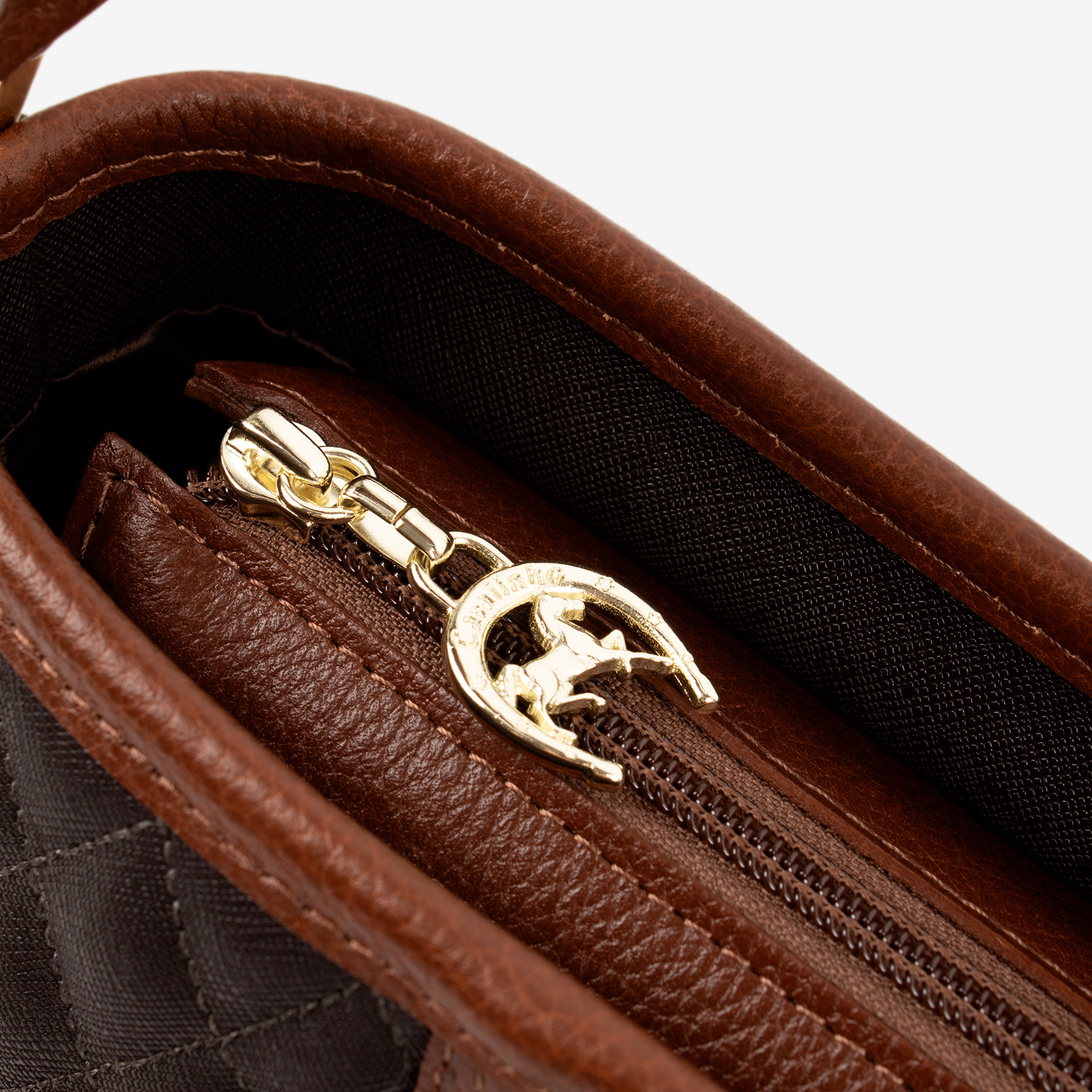 Mala Ombro Cavalinho Sublime Leve tudo o que precisa com esta mala de tiracolo elegante. Organize o essencial e mantenha as mãos livres com conforto e segurança. Ideal para manter os seus essenciais organizados e acessíveis. Este modelo tiracolo é perfeito para passeios e encontros casuais. Desfrute de conforto e estilo em cada saída. Adicione um toque de charme aos seus outfits.