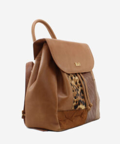 Mochila Rufel Mochila Rufel com ajuste por cordão e aba magnética. A solução perfeita para manter as mãos livres e os pertences organizados com total conforto no dia a dia.
