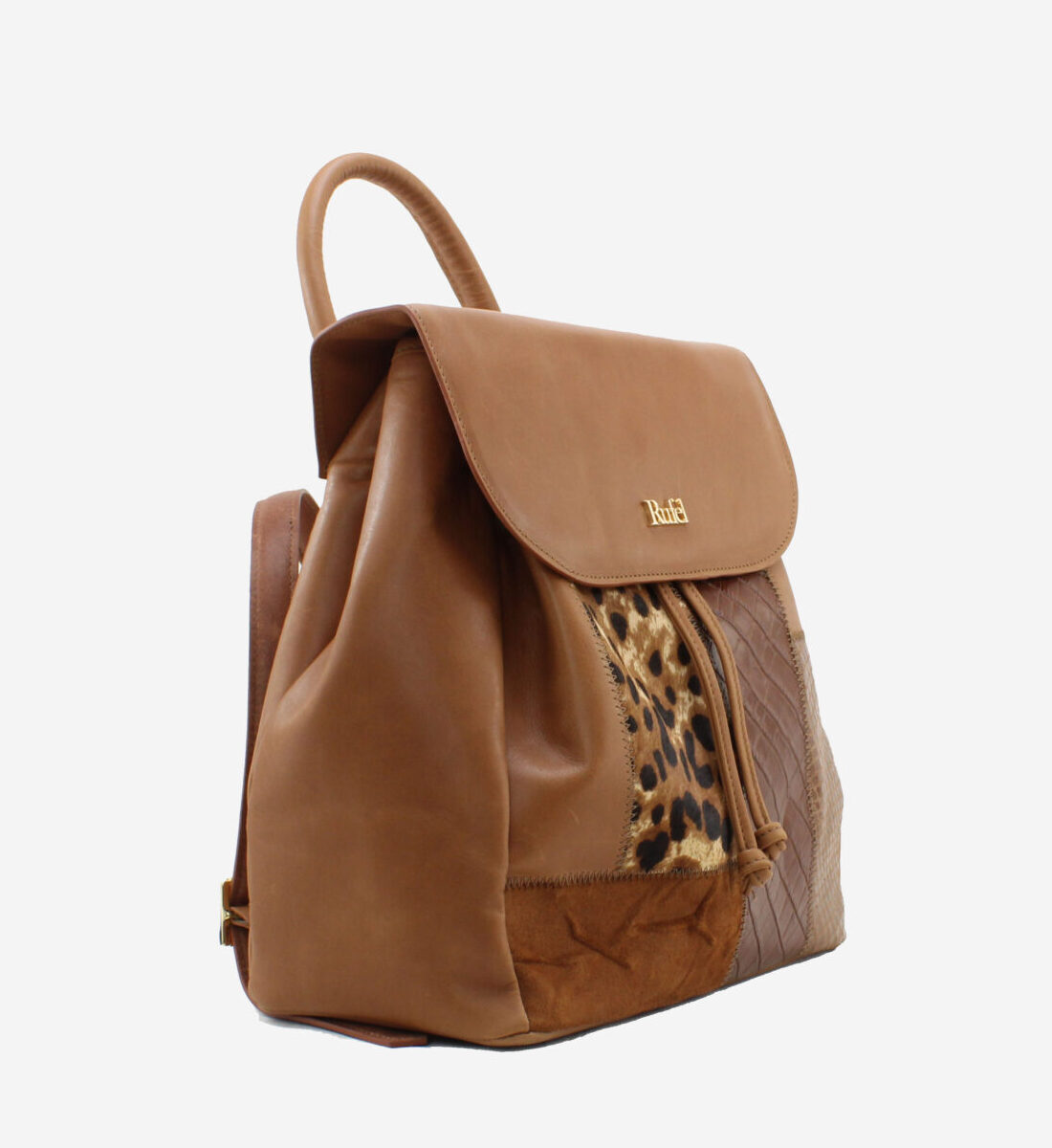 Mochila Rufel Mochila Rufel com ajuste por cordão e aba magnética. A solução perfeita para manter as mãos livres e os pertences organizados com total conforto no dia a dia.
